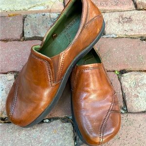 Earth Cachet shoe in Almond 6.5